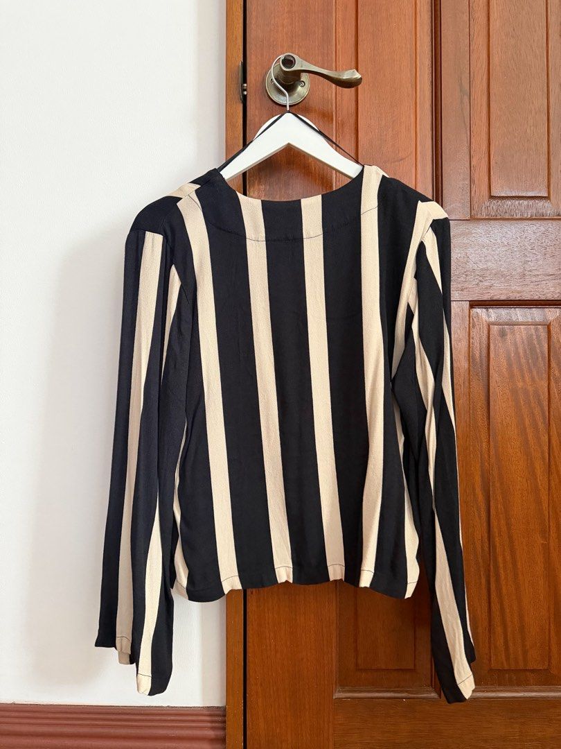 Glassons Longsleeve Linen Tie Front Top (Category: Blouses) located in Paranaque City. Submitted by consciouscleanout (Listing ID 1467732339, Image 2). Description: Unused. 10/10 condition Fits M-L.
