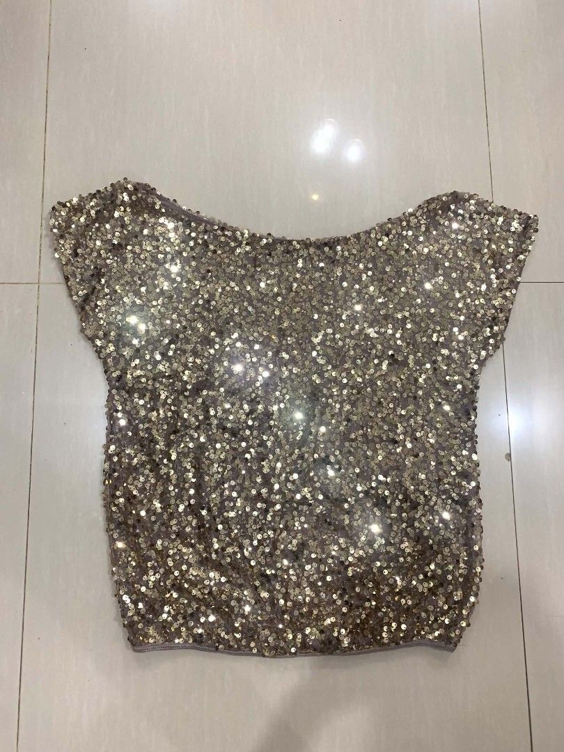Gold Sequins Scoop Neck Short Sleeve Top (Category: Blouses) located in Tiaong. Submitted by cdoswan (Listing ID 1467746911, Image 2). Description: -large to xl - Color/Design: All-over sparkly gold sequins that shimmer under the lights - Fit: Fitted band at the bottom hem for a flattering silhouette - Details: Short sleeves with a chic wide scoop neckline - Occasion: Perfect for parties, clubs, and nights out.