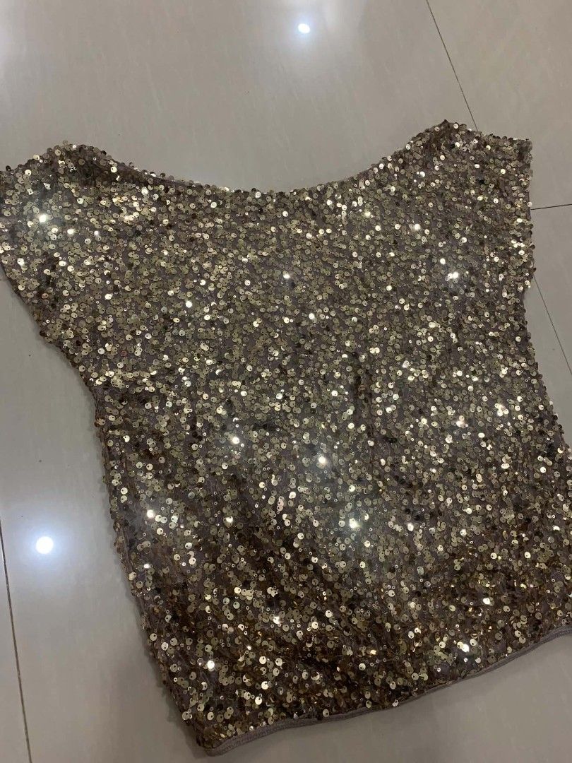 Gold Sequins Scoop Neck Short Sleeve Top (Category: Blouses) located in Tiaong. Submitted by cdoswan (Listing ID 1467746911, Image 1). Description: -large to xl - Color/Design: All-over sparkly gold sequins that shimmer under the lights - Fit: Fitted band at the bottom hem for a flattering silhouette - Details: Short sleeves with a chic wide scoop neckline - Occasion: Perfect for parties, clubs, and nights out.