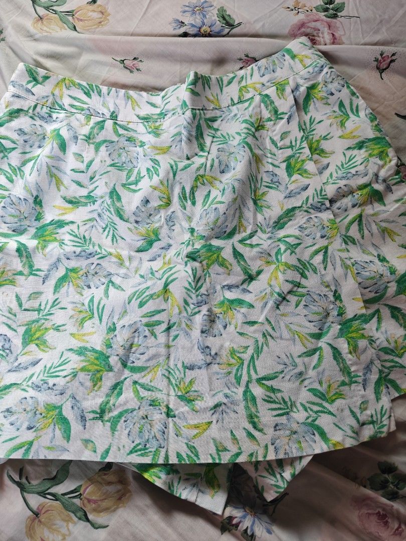 Green Floral Print Skort Shorts (Category: Shorts) located in Pasig City. Submitted by amircali_1981 (Listing ID 1467620572, Image 1). Description: - Tropical leaf pattern in green and blue - Fitted waistband with a clean finish - Lightweight, smooth fabric - Ideal for warm weather outings and vacations.