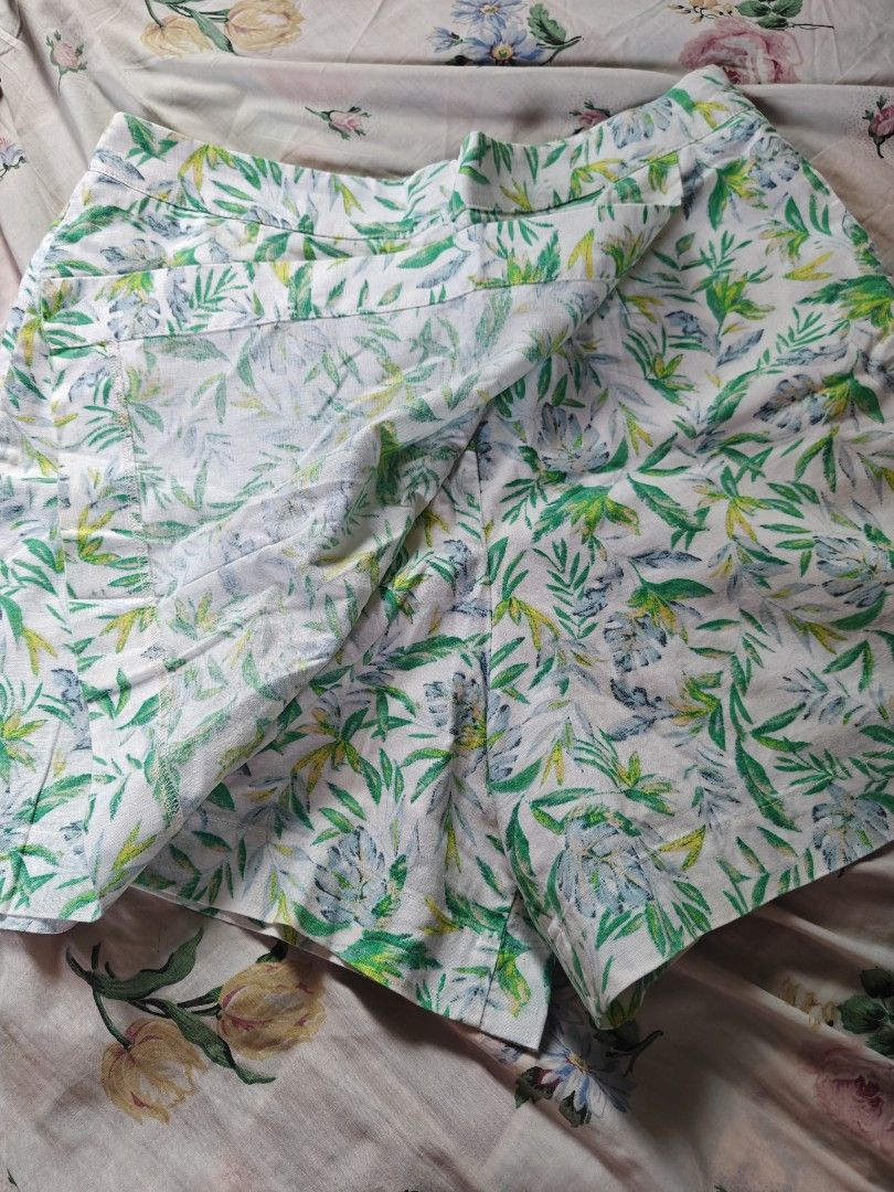 Green Floral Print Skort Shorts (Category: Shorts) located in Pasig City. Submitted by amircali_1981 (Listing ID 1467620572, Image 2). Description: - Tropical leaf pattern in green and blue - Fitted waistband with a clean finish - Lightweight, smooth fabric - Ideal for warm weather outings and vacations.