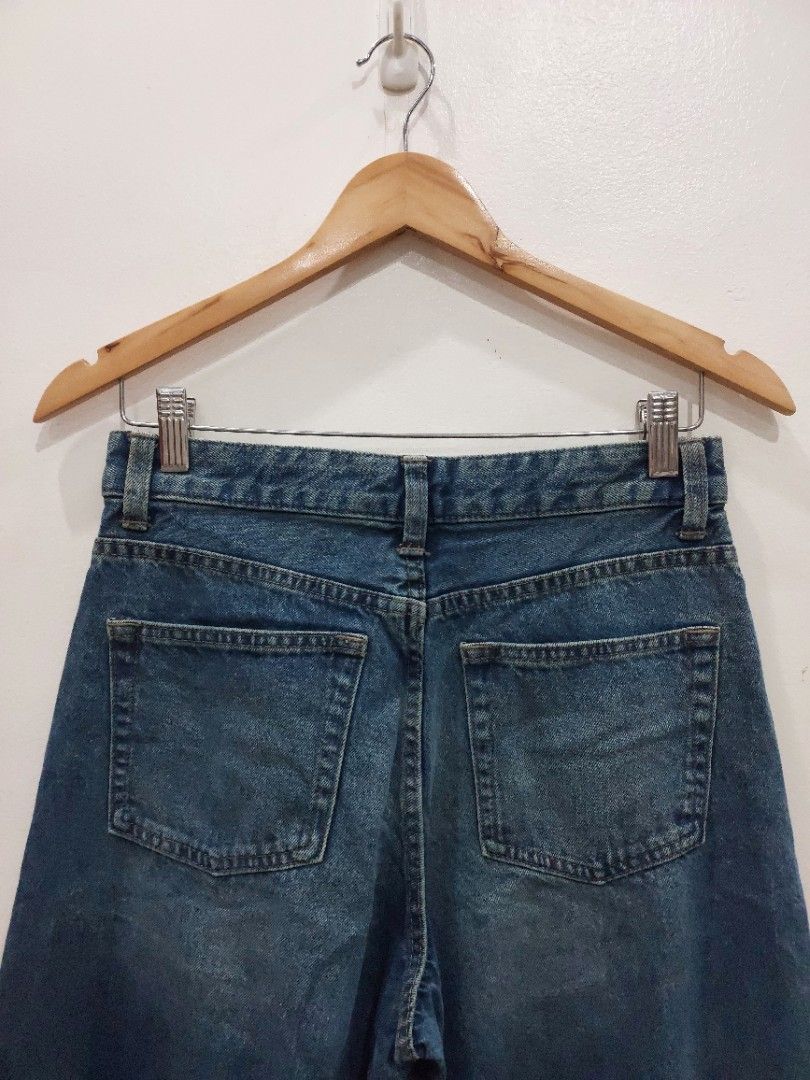GU Baggy Barrel Denim Jeans (Category: Jeans) located in Cebu City. Submitted by thriftpurveyor (Listing ID 1467679337, Image 3). Description: Medium Waistline 28 Length 38 Excellent Condition No issues Php750+DF.