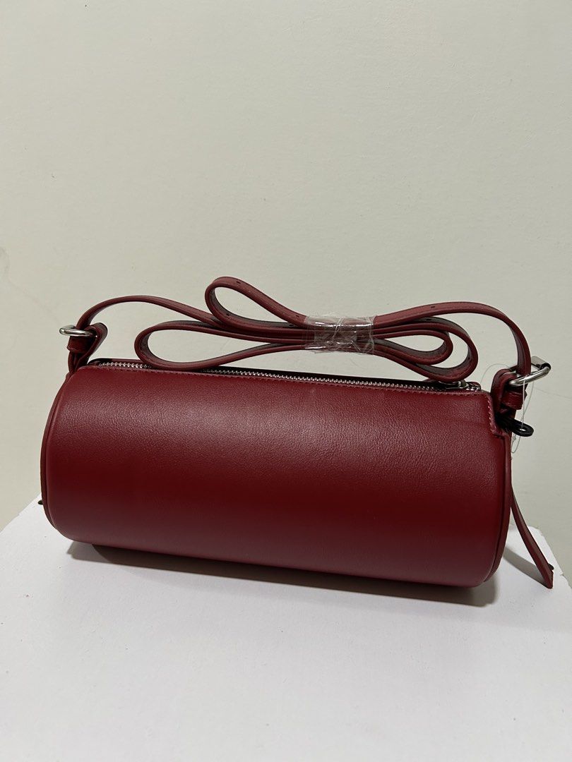 GU Cylinder Bag (Category: Cross-body Bags) located in Rizal. Submitted by CMaeCAme (Listing ID 1467711272, Image 2). Description: Brandnew!.