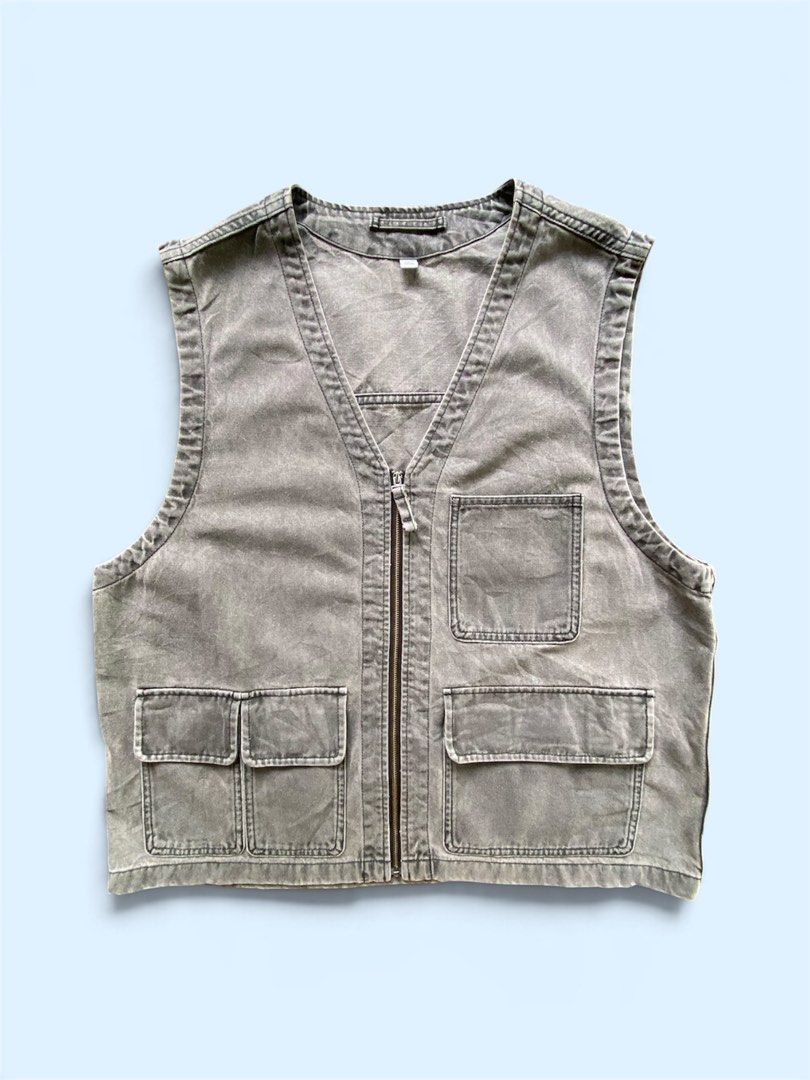 GU Gray Cotton Utility Vest Size L (Category: Vests) located in Dapitan. Submitted by bolandojh07634 (Listing ID 1467614719, Image 1). Description: - Brand: GU - 22 width x 25 length - Size: L (Made in Vietnam) - Material: 100% cotton with a washed gray finish - Design: Zip front closure, multiple functional front pockets, and back panel detailing - Style: Versatile streetwear layering piece.