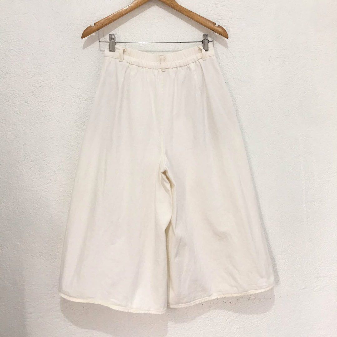 GU Wide Culottes (Category: Other Bottoms) located in Subic. Submitted by ayvee.ph (Listing ID 1467733153, Image 3). Description: GU Wide Culottes One of my fave!! Very pretty 😍 A must have✨ Garterize back Size: M Waist: Upto 28 Lenght: 31 inches Excellent cond✅ No flaws / No issue No when worn / Haven't used it pa Price: 600 📍Olongapo City 🚛Courier: Reg J&t door to door del New miner send your details after mining (no details auto cancel) Sch
