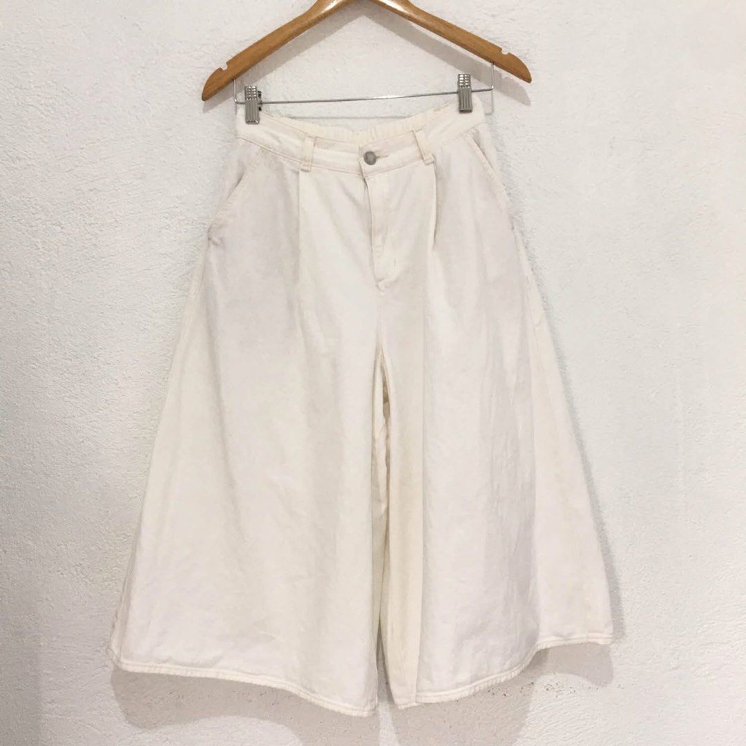 GU Wide Culottes (Category: Other Bottoms) located in Subic. Submitted by ayvee.ph (Listing ID 1467733153, Image 2). Description: GU Wide Culottes One of my fave!! Very pretty 😍 A must have✨ Garterize back Size: M Waist: Upto 28 Lenght: 31 inches Excellent cond✅ No flaws / No issue No when worn / Haven't used it pa Price: 600 📍Olongapo City 🚛Courier: Reg J&t door to door del New miner send your details after mining (no details auto cancel) Sch