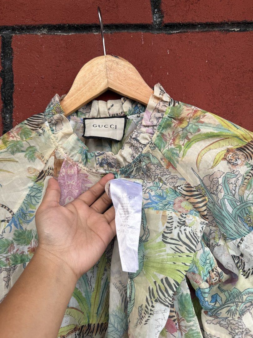 Gucci (Category: Luxury Apparel) located in Baguio. Submitted by mardimercredi14 (Listing ID 1467640833, Image 3). Description: 🔥 Gucci Dimensions: 22.5*29 Condition: excellent Color Rate: 10 ❌ none.