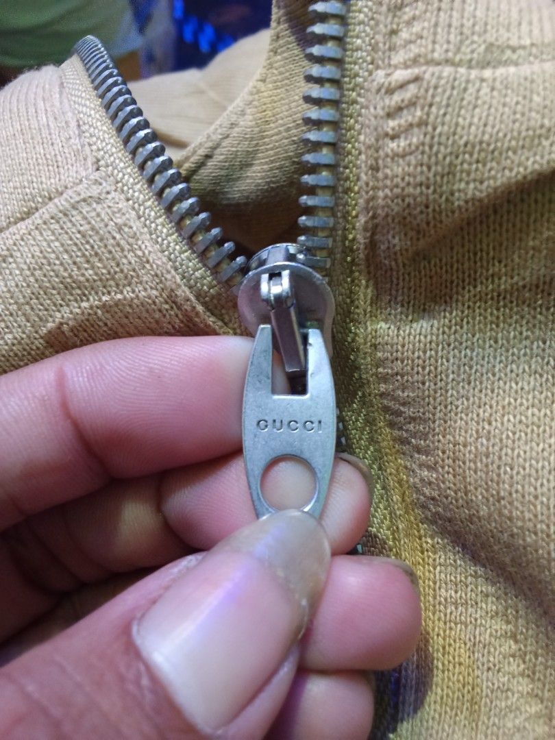 Gucci' (Category: Hoodies) located in Manila. Submitted by tcbukay_zxc25 (Listing ID 1467704841, Image 3). Description: Gucci half zip up hoodie size xs fittings medium to large excellent.
