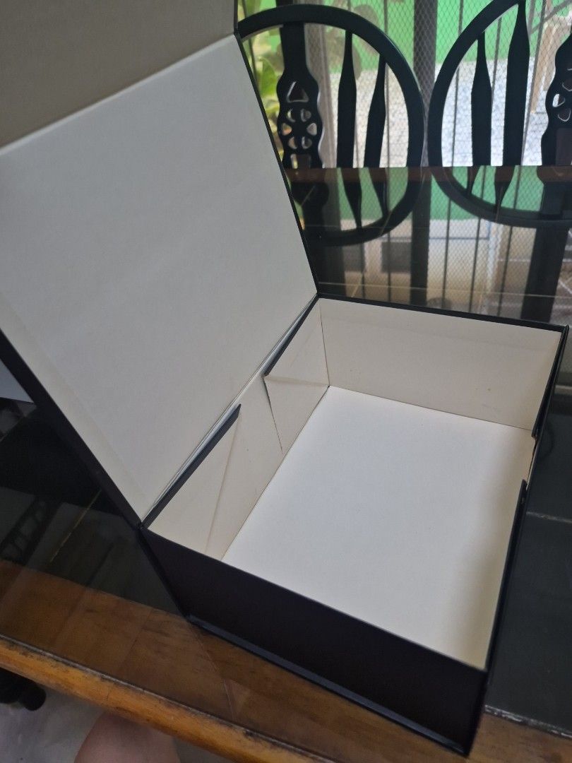 Gucci Box (Category: Looking For) located in Paranaque City. Submitted by amymaddy (Listing ID 1467607319, Image 2). Description: From Gucci Greenbelt. 8 x 10.5 x4.5 inches.