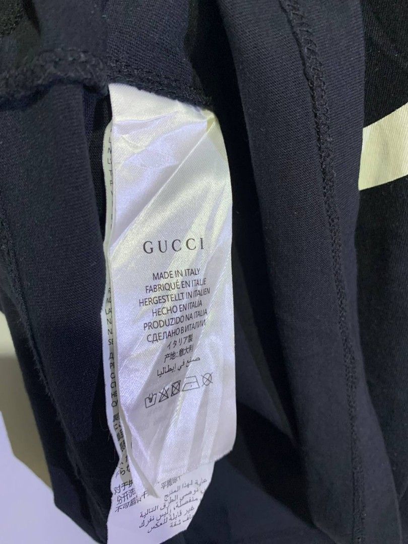 Gucci Interlocking G Logo T-shirt in black (Category: Activewear) located in Libon. Submitted by clarenceramirez (Listing ID 1467743648, Image 2). Description: GUCC1 SHIRT ‎26 INCHES LENGTH ‎19 INCHES WIDTH ‎BEST FIT: M ‎condition 9/10.