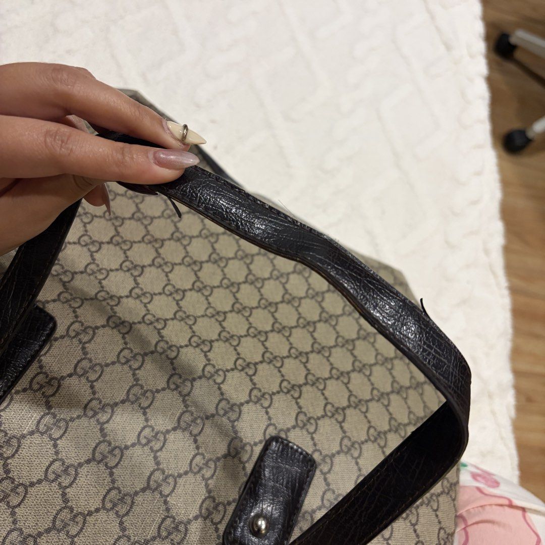 Gucci Patent Canvas Document Bag (Category: Tote Bags) located in Angeles City. Submitted by astravintage (Listing ID 1467804864, Image 3). Description: No code issue: rubber lining sa handles.