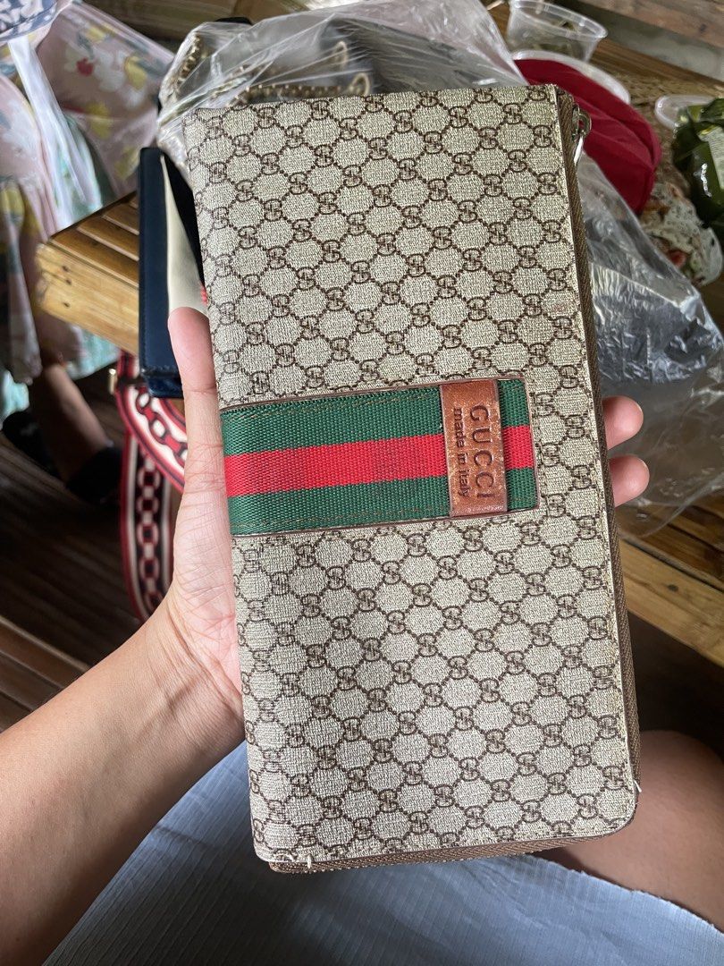 Gucci Wallet (Category: Luxury Bags & Wallets) located in San Carlos. Submitted by graciahoney (Listing ID 1467738075, Image 1). Description: NA. Kasya cellphone. N0 c0D€ .