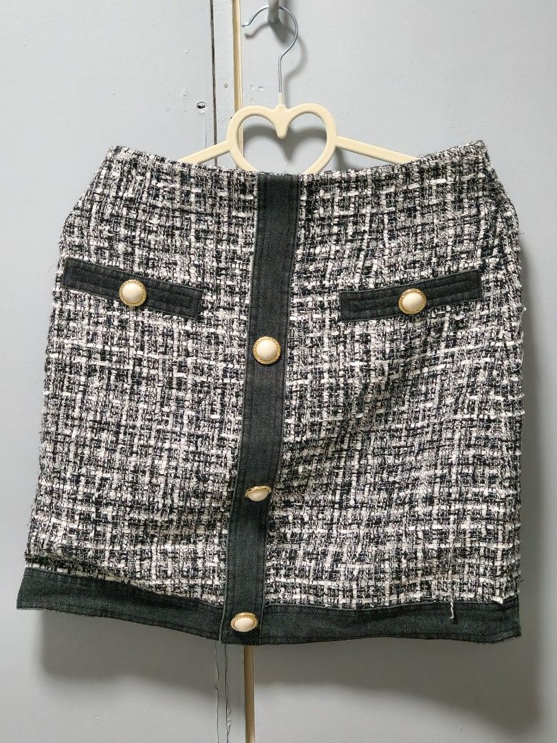 GUESS Gaia Tweed Skirt (Category: Skirts) located in Bulacan. Submitted by declutterwithmeee__ (Listing ID 1467672333, Image 1). Description: .