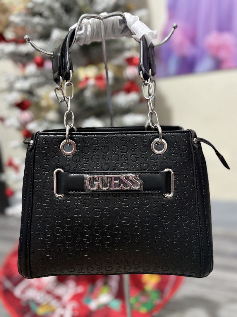 Guess Medium Shoulder Bag - Black (Category: Shoulder Bags) located in Valenzuela. Submitted by hjuaneza22 (Listing ID 1467817970, Image 1). Description: .