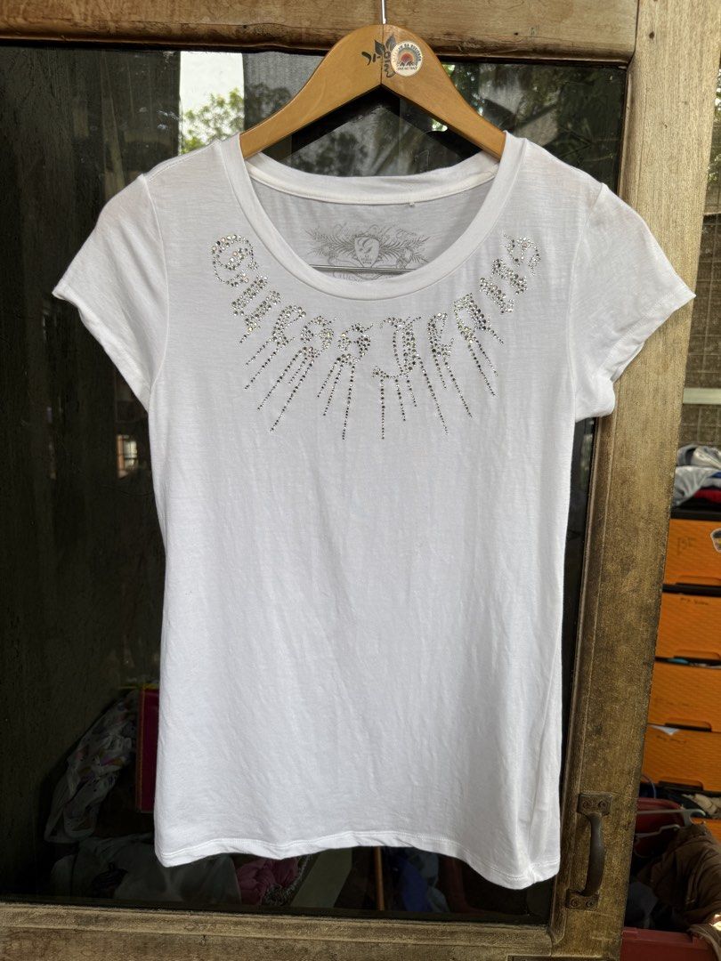 GUESS tee (Category: Shirts) located in Manolo Fortich. Submitted by thriftacktoe34 (Listing ID 1467686839, Image 1). Description: Excellent condition Color rate 9.5/10 Size Medium Dimes W16 x L24 Issue: washable stain FREE shipping fee.