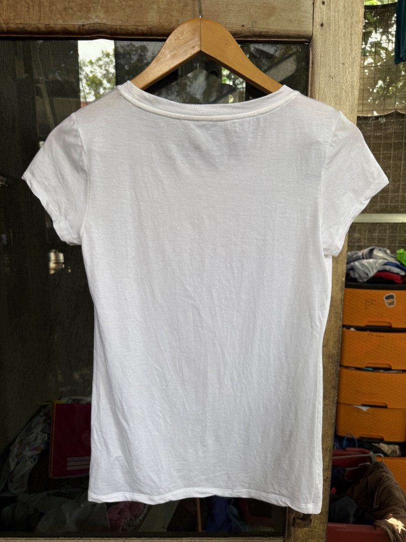 GUESS tee (Category: Shirts) located in Manolo Fortich. Submitted by thriftacktoe34 (Listing ID 1467686839, Image 3). Description: Excellent condition Color rate 9.5/10 Size Medium Dimes W16 x L24 Issue: washable stain FREE shipping fee.