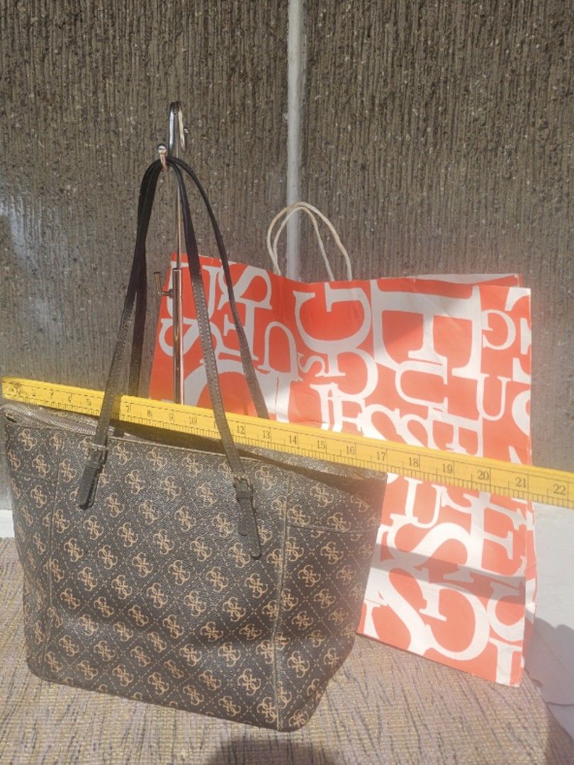 Guess tote bag (Category: Tote Bags) located in Manila. Submitted by onlinesmartshopping12 (Listing ID 1467644641, Image 1). Description: used in good condition.