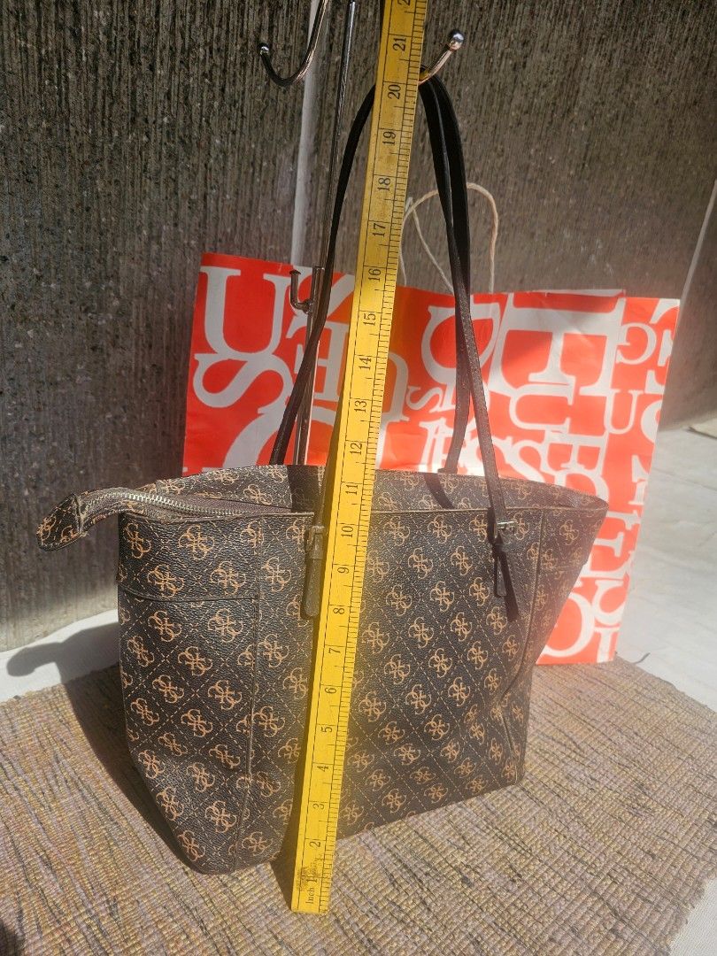 Guess tote bag (Category: Tote Bags) located in Manila. Submitted by onlinesmartshopping12 (Listing ID 1467644641, Image 2). Description: used in good condition.