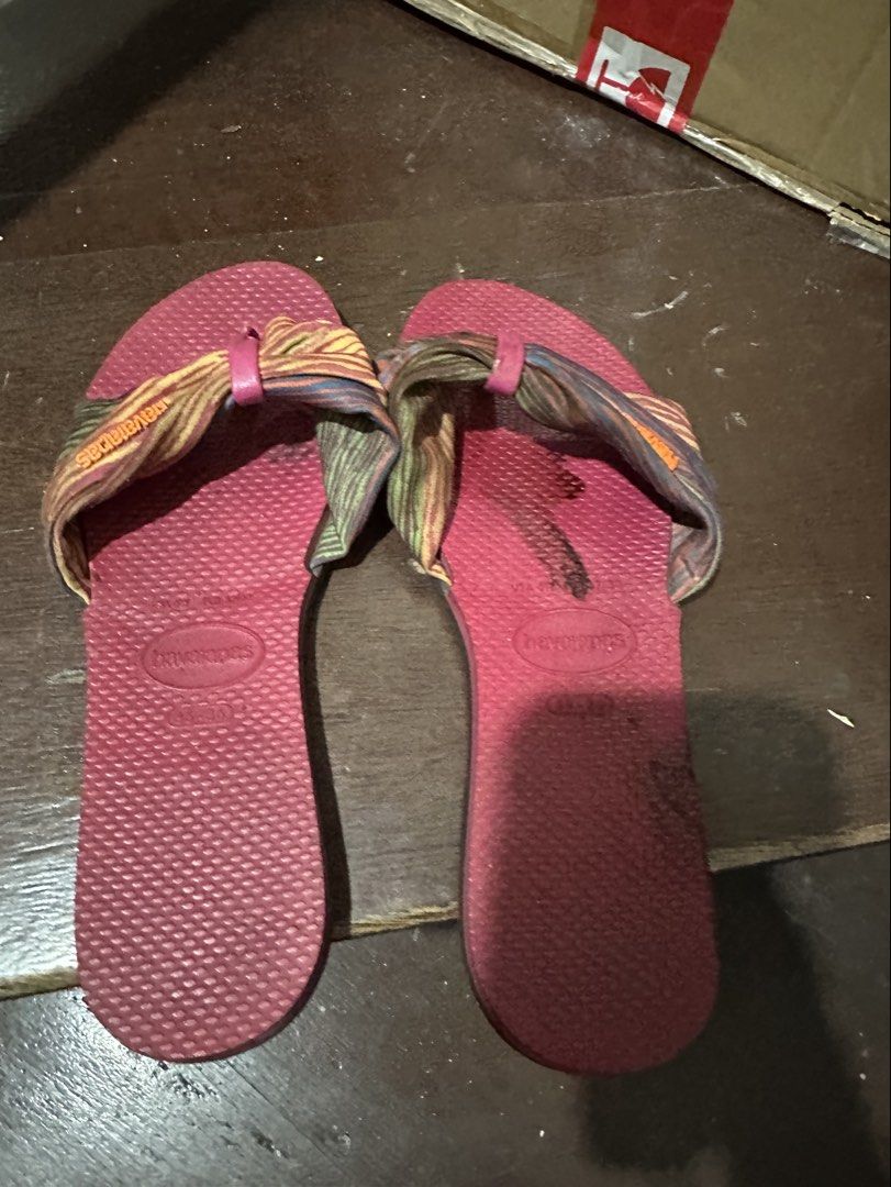 Havaianas slippers (Category: Slippers and slides) located in Manila. Submitted by shopkriscloset (Listing ID 1467839028, Image 1). Description: Bought for 1399 Issue: stain on the right slipper as shown on the photo but does not affect functionality Rfs: not used anymore ‼️PLEASE READ BEFORE PLACING AN OFFER -Please be patient and respectful. 🤗 If I don’t get to reply immediately, I might be working. - Please REFRAIN from making an offer if you