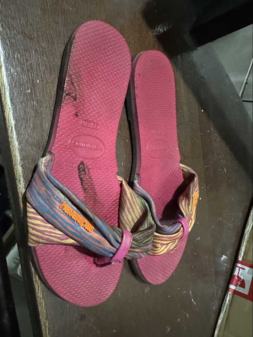 Havaianas slippers (Category: Slippers and slides) located in Manila. Submitted by shopkriscloset (Listing ID 1467839028, Image 2). Description: Bought for 1399 Issue: stain on the right slipper as shown on the photo but does not affect functionality Rfs: not used anymore ‼️PLEASE READ BEFORE PLACING AN OFFER -Please be patient and respectful. 🤗 If I don’t get to reply immediately, I might be working. - Please REFRAIN from making an offer if you