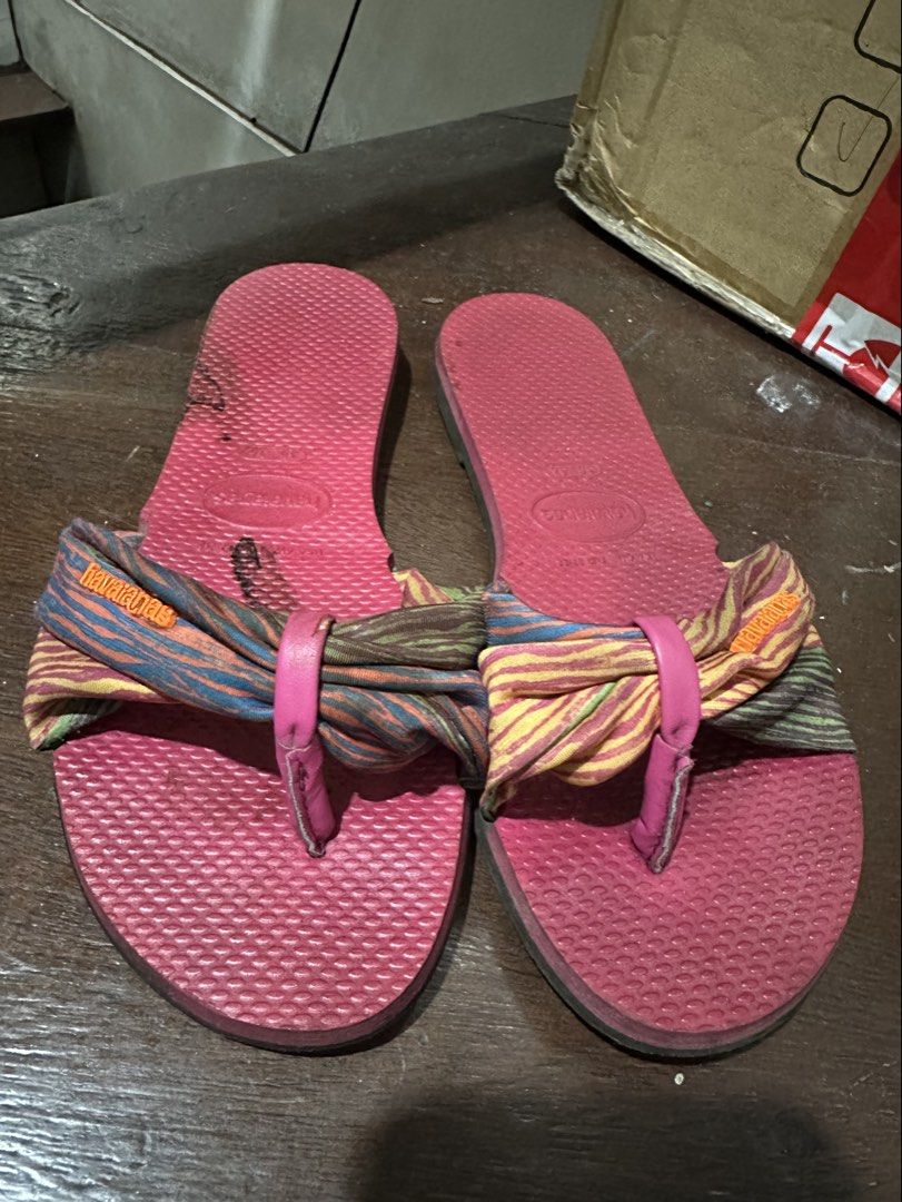 Havaianas slippers (Category: Slippers and slides) located in Manila. Submitted by shopkriscloset (Listing ID 1467839028, Image 3). Description: Bought for 1399 Issue: stain on the right slipper as shown on the photo but does not affect functionality Rfs: not used anymore ‼️PLEASE READ BEFORE PLACING AN OFFER -Please be patient and respectful. 🤗 If I don’t get to reply immediately, I might be working. - Please REFRAIN from making an offer if you