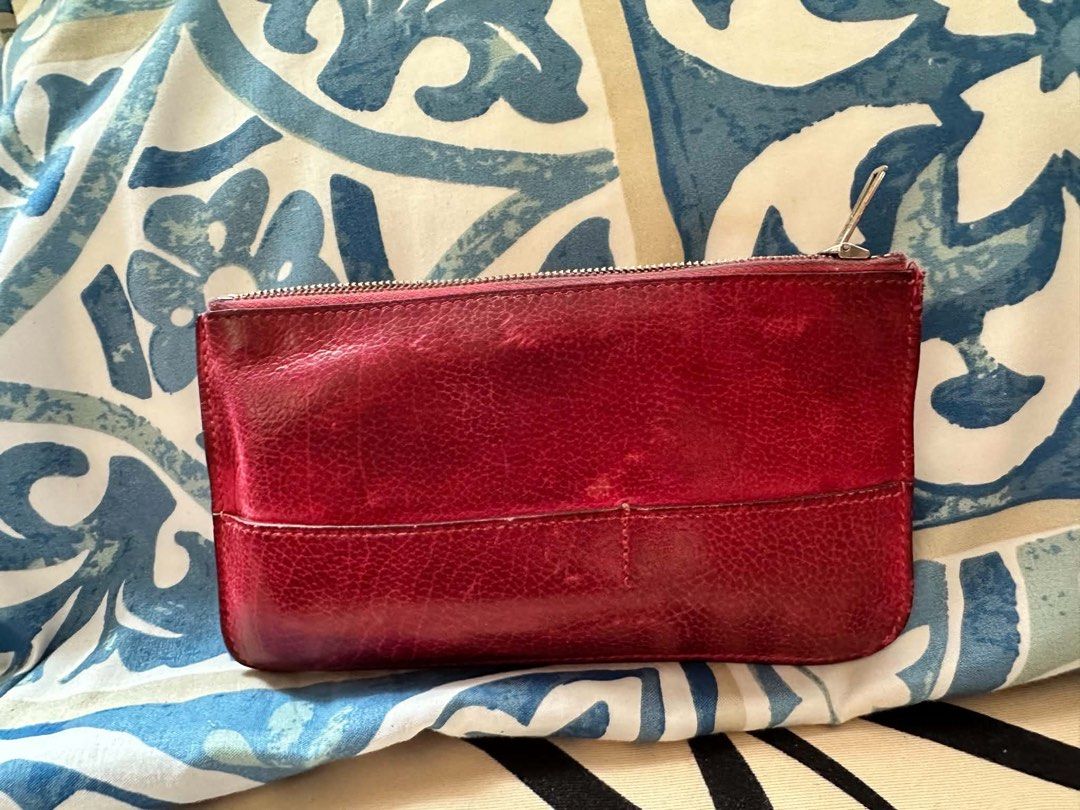 Hermès Pink Leather Zip Pouch (Category: Purses & Pouches) located in Caloocan City. Submitted by prelovebyoreo (Listing ID 1467609177, Image 1). Description: Needs clean - 100% Authentic Hermès zip pouch in vibrant bright pink grained leather - Crafted in France featuring silver-tone hardware with Hermès branding - Clean interior lining complete with the iconic heat-stamped logo - Compact and versatile size, ideal for cards, cash, or small essen