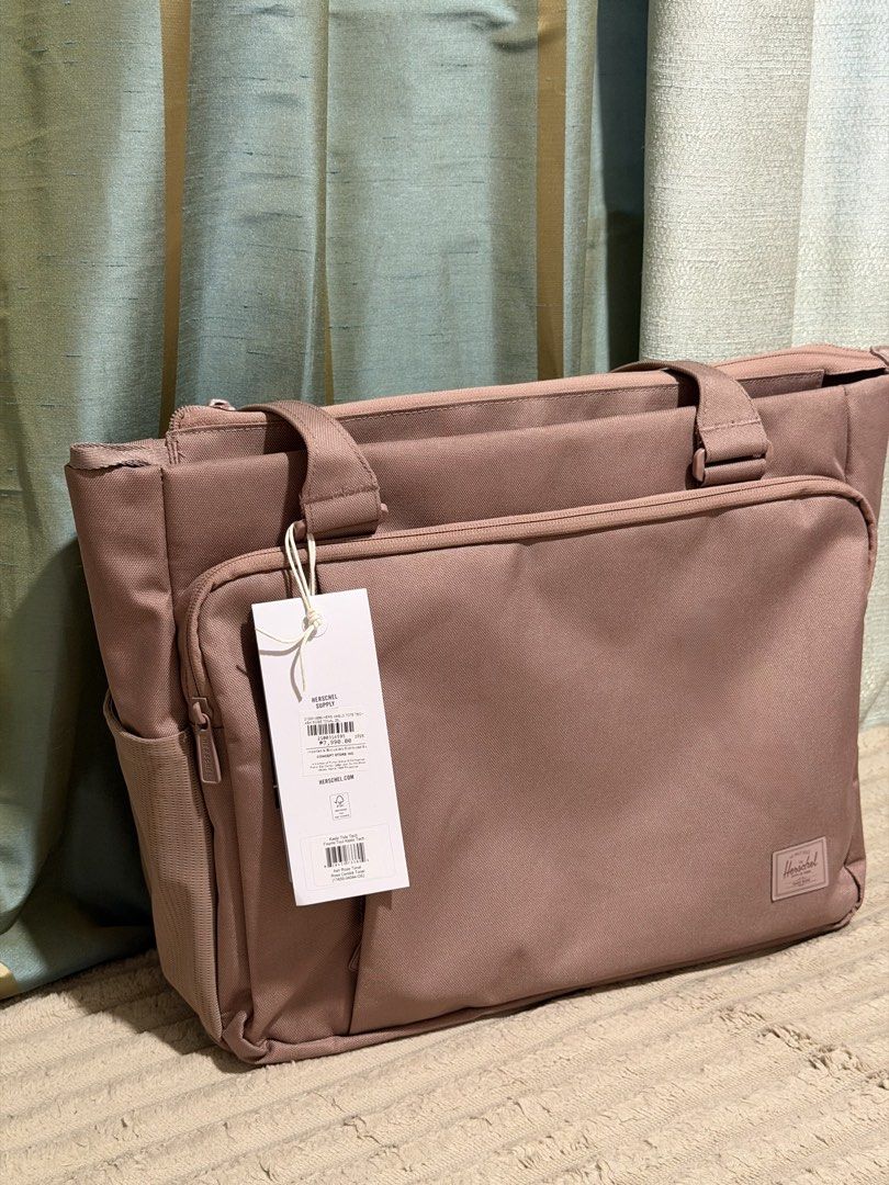 Herschel Kaslo Tote Tech (Category: Tote Bags) located in Quezon City. Submitted by foreveryseason (Listing ID 1467691819, Image 1). Description: 🩷 Herschel Kaslo Tote Tech – 23L Color: Ash Rose Tonal Selling for ₱3,500 only! Original price: ₱7,990.00 Unused, with tag attached. Gift lang sa akin pero hindi ko nagagamit. 😊 Message me if interested! 💌.