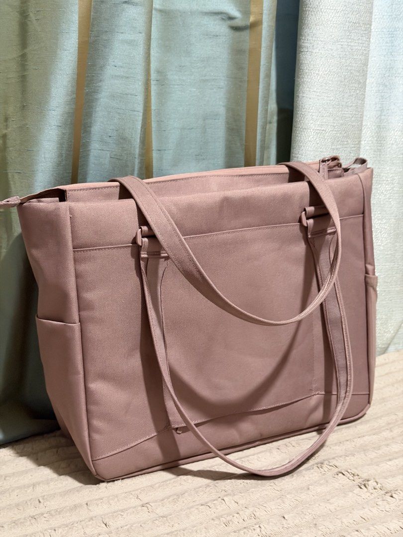 Herschel Kaslo Tote Tech (Category: Tote Bags) located in Quezon City. Submitted by foreveryseason (Listing ID 1467691819, Image 2). Description: 🩷 Herschel Kaslo Tote Tech – 23L Color: Ash Rose Tonal Selling for ₱3,500 only! Original price: ₱7,990.00 Unused, with tag attached. Gift lang sa akin pero hindi ko nagagamit. 😊 Message me if interested! 💌.