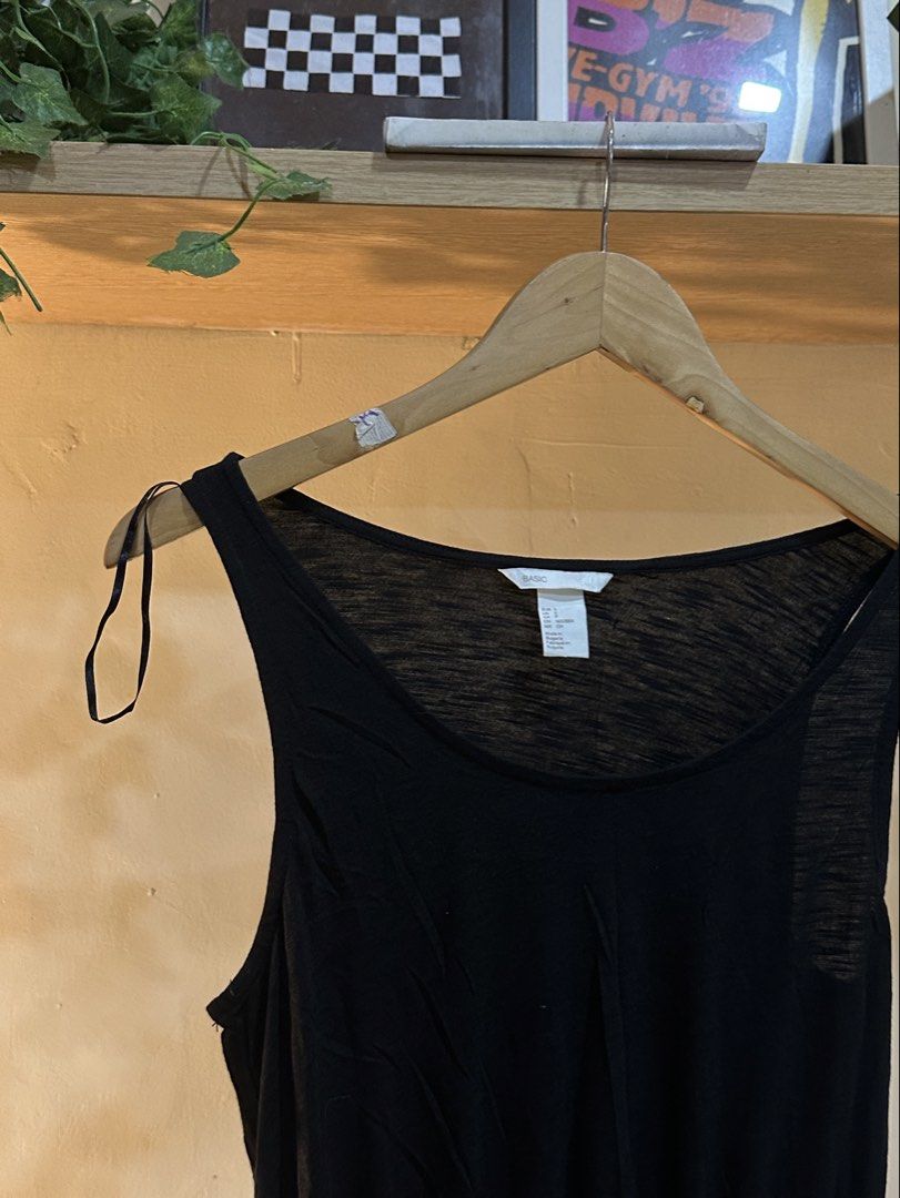 H&M Basic Black Dress (Category: Dresses) located in Manila. Submitted by tenshiii185 (Listing ID 1467676244, Image 2). Description: H&M Basic simple black dress, size S. Features a scoop neckline, sleeveless cut, elastic waist, and lightweight breathable fabric. Perfect everyday dress to pair with sneakers or sandals..