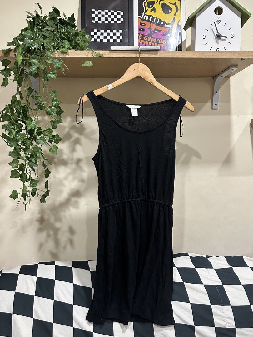 H&M Basic Black Dress (Category: Dresses) located in Manila. Submitted by tenshiii185 (Listing ID 1467676244, Image 1). Description: H&M Basic simple black dress, size S. Features a scoop neckline, sleeveless cut, elastic waist, and lightweight breathable fabric. Perfect everyday dress to pair with sneakers or sandals..
