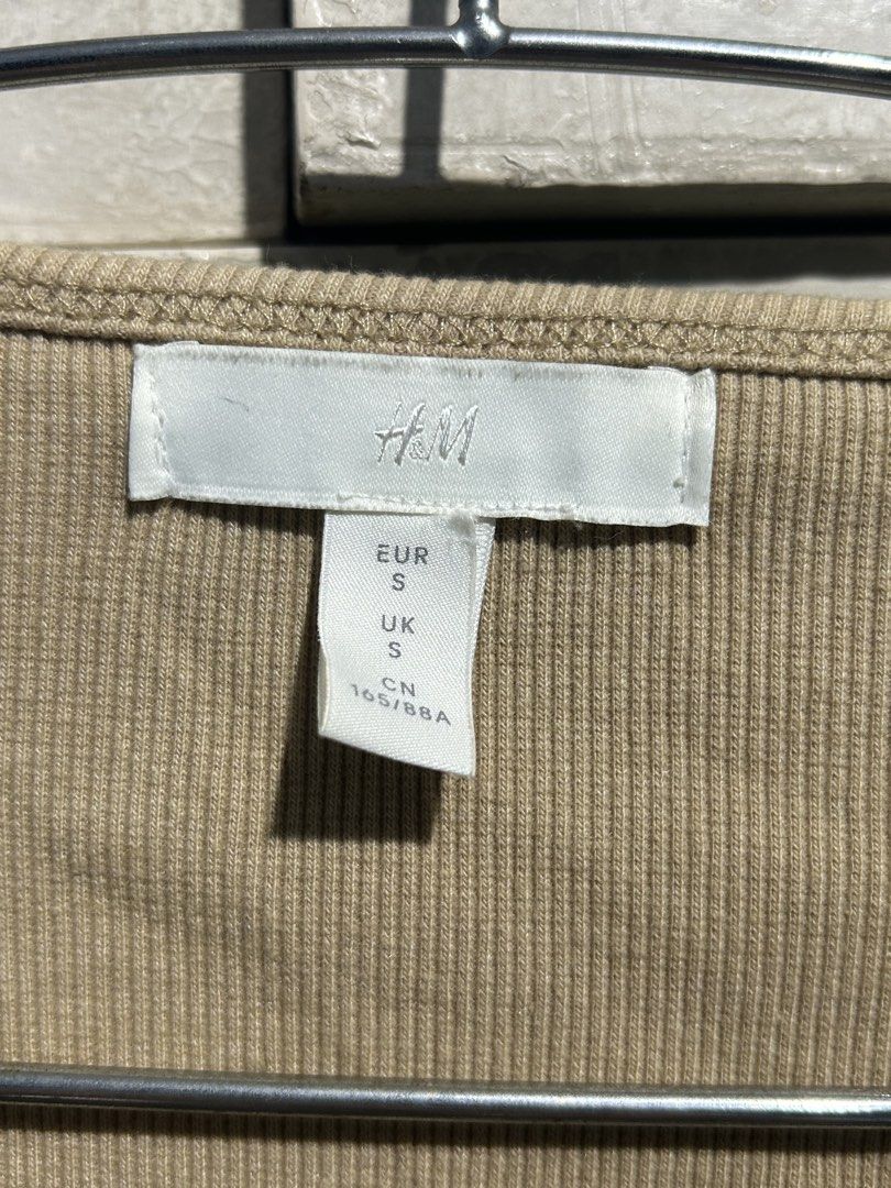 H&M Beige Ribbed Long Sleeve Buttoned Crop Top (Category: Longsleeves) located in Cavite. Submitted by michrolfe (Listing ID 1467683188, Image 2). Description: - Brand: H&M - Size: S - Color: Neutral beige - Style: V-neck, long sleeves, front button closure, cropped length - Fit: Slim and flattering for high-waisted bottoms - Material: Soft and stretchy fabric.