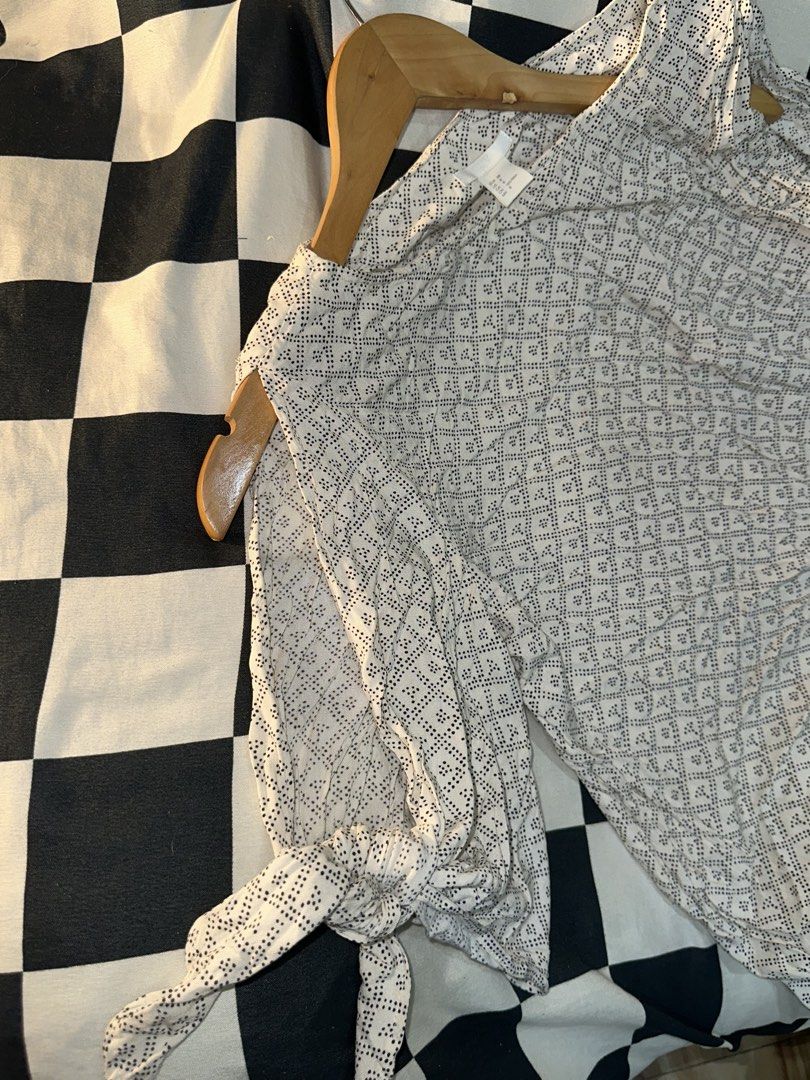 H&M Black and White Pattern Cold Shoulder Blouse (Category: Blouses) located in Manila. Submitted by tenshiii185 (Listing ID 1467678628, Image 2). Description: H&M black and white patterned tunic blouse featuring trendy cold shoulder cutouts, short sleeves with tied cuffs, and a comfortable lightweight fabric. Perfect for casual everyday wear. Size and fit standard..