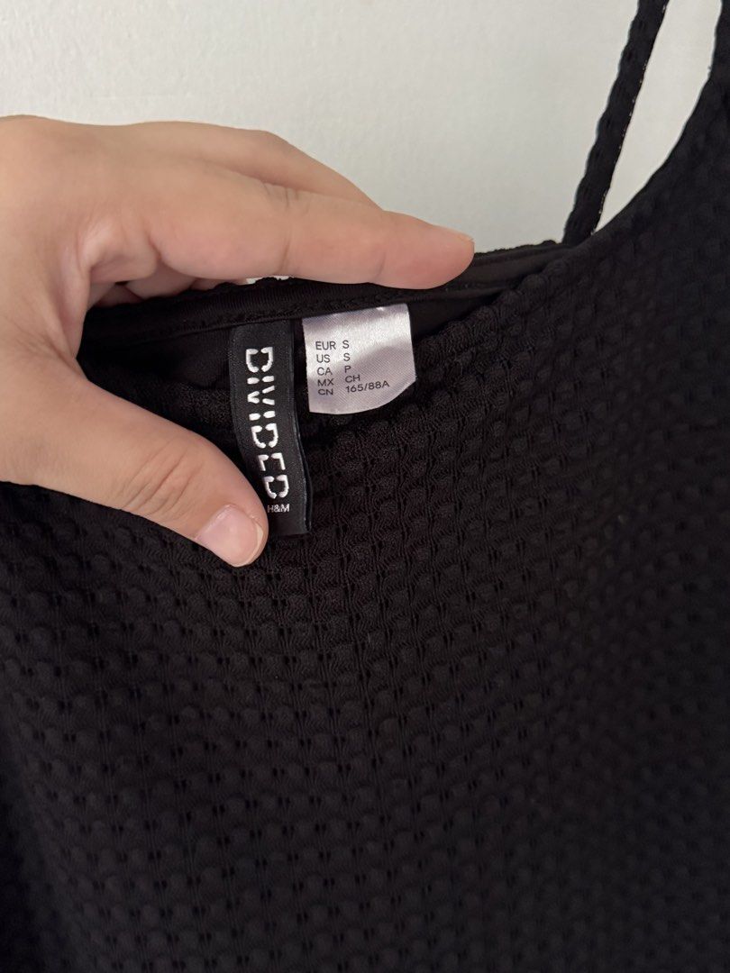H&M Black Dress Size S (Category: Dresses) located in Pasig City. Submitted by jazgarcia8 (Listing ID 1467693066, Image 2). Description: - Brand: Divided by H&M - Size: S - Color: Black - Material: Textured waffle fabric - Design: Square neckline with thin double straps and straight cut silhouette - Condition: Excellent basic piece, perfect for casual days out.