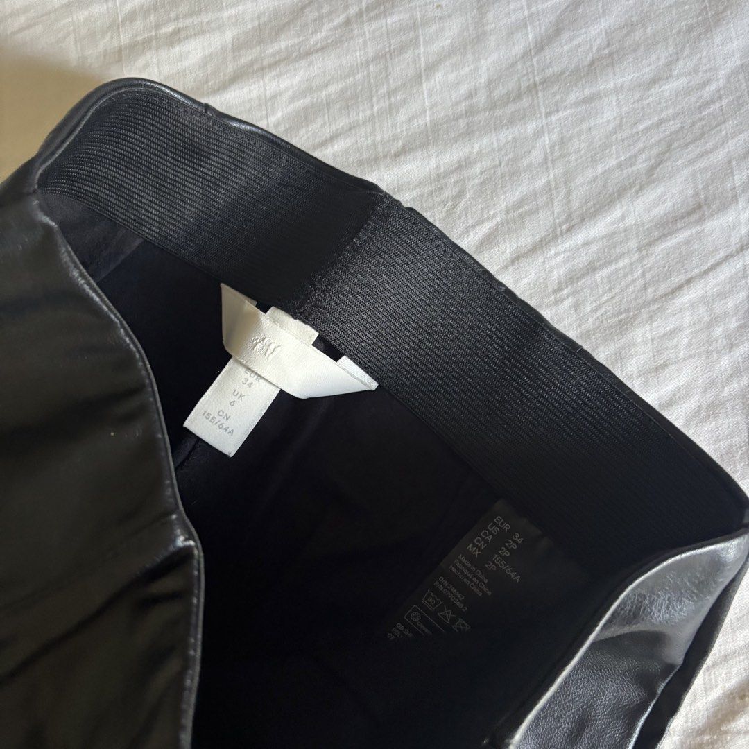 H&M Black Fitted Leather Trouser (Category: Other Bottoms) located in Binan City. Submitted by myprelovedhaul (Listing ID 1467619543, Image 3). Description: - fits 20-24| length 39 - gained weight , no when worn photos! - last price posted! - please message only if sure buyer! - limited replies only. - Available unless mark as sold. - Ship via j&t or lalamove for same day. -Mode of payment: Gcash 📍Biñan Laguna .