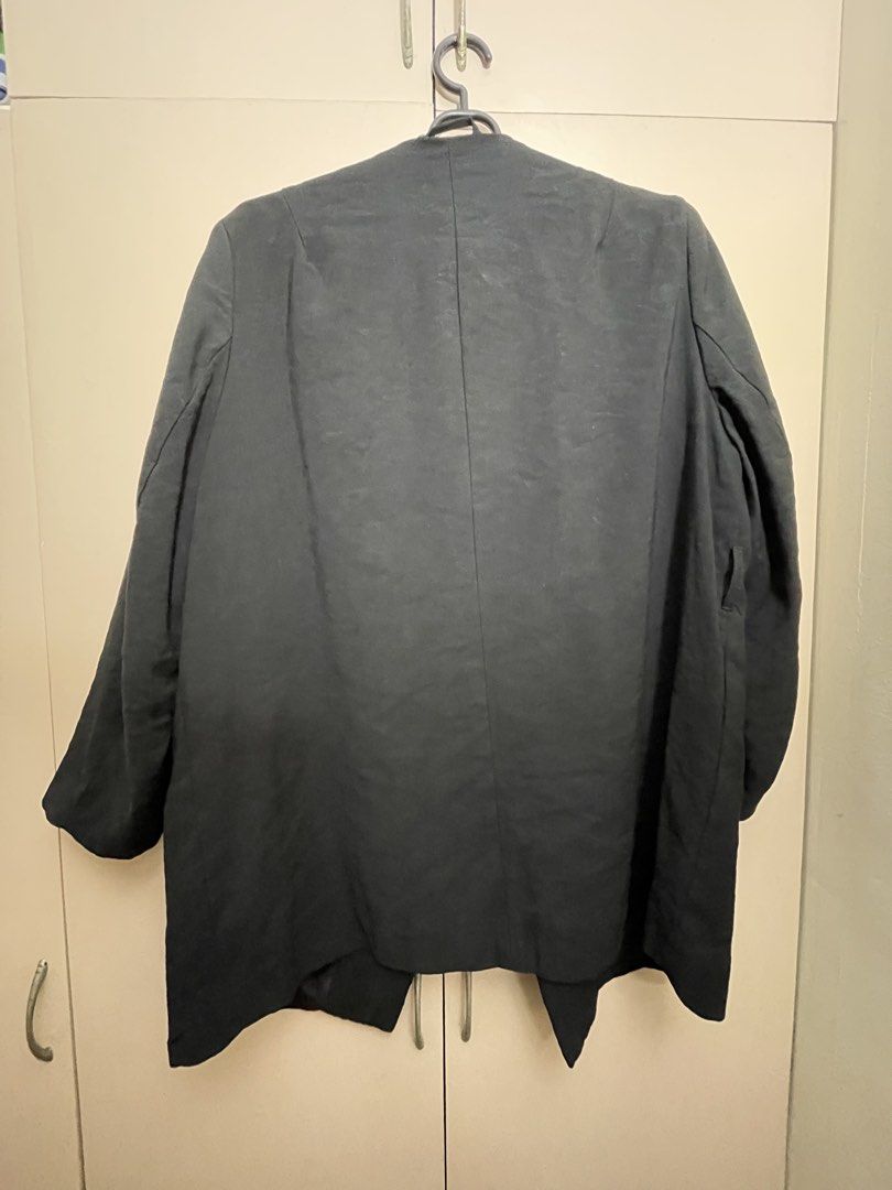 H&M Black Open Front Blazer Size L (Category: Coats, Jackets and Outerwear) located in Quezon City. Submitted by kvrt0907 (Listing ID 1467659696, Image 3). Description: Selling Original pre-loved H&M Black Open Front Blazer in Size L (EUR/CN 165/104A). Super chic and classy, perfect for office OOTDs or casual layering when you want to look instantly put-together. It has a nice draped lapel, functional side pockets, and a fully lined interior. Cle