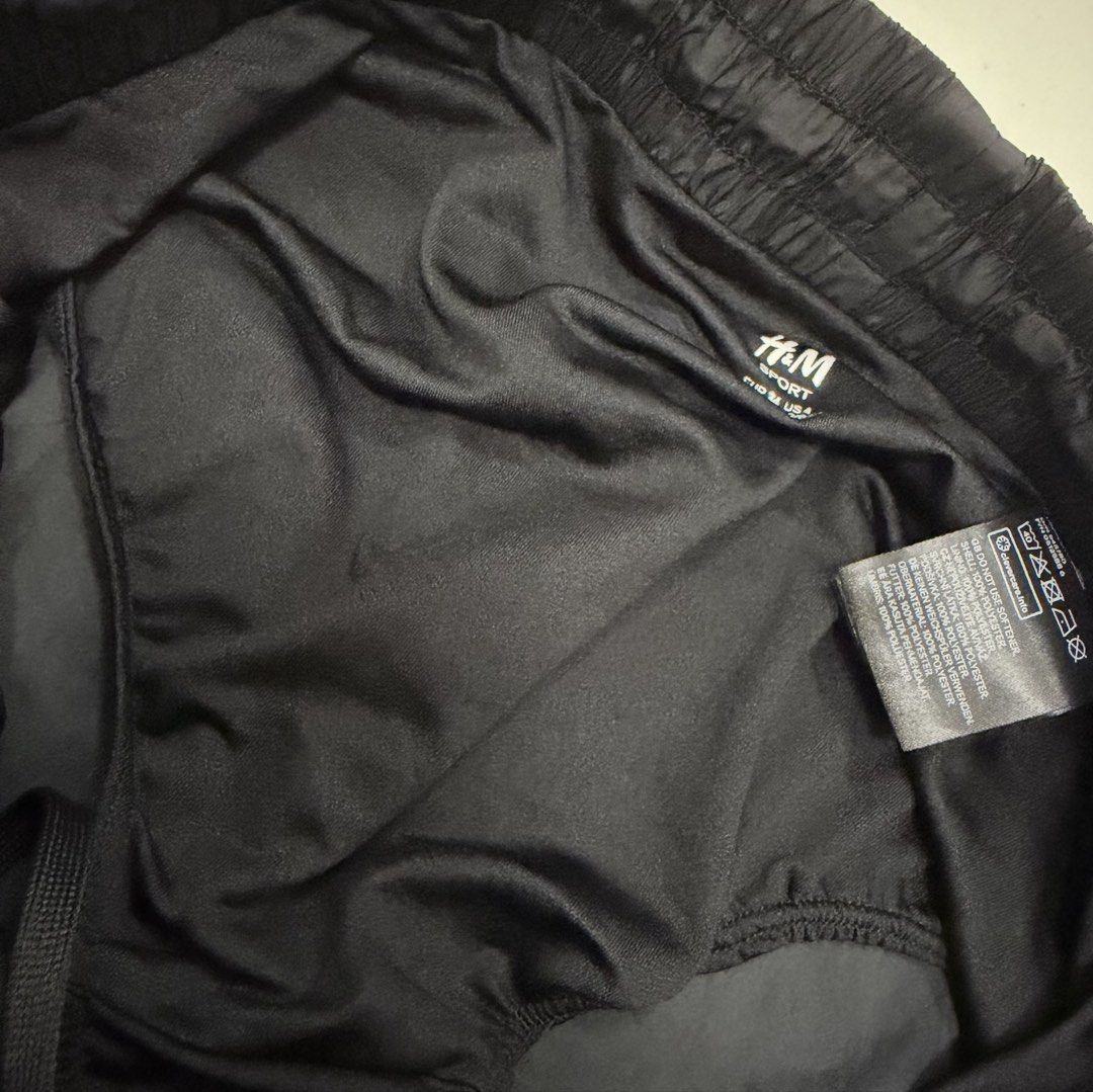 H&M Black Sport Shorts [S] (Category: Activewear) located in Malabon City. Submitted by k_intimates (Listing ID 1467806102, Image 3). Description: Details: • Size S (26-28”) • No issues • With inner • Dri-FIT Mid-Rise Running Shorts in black and white..