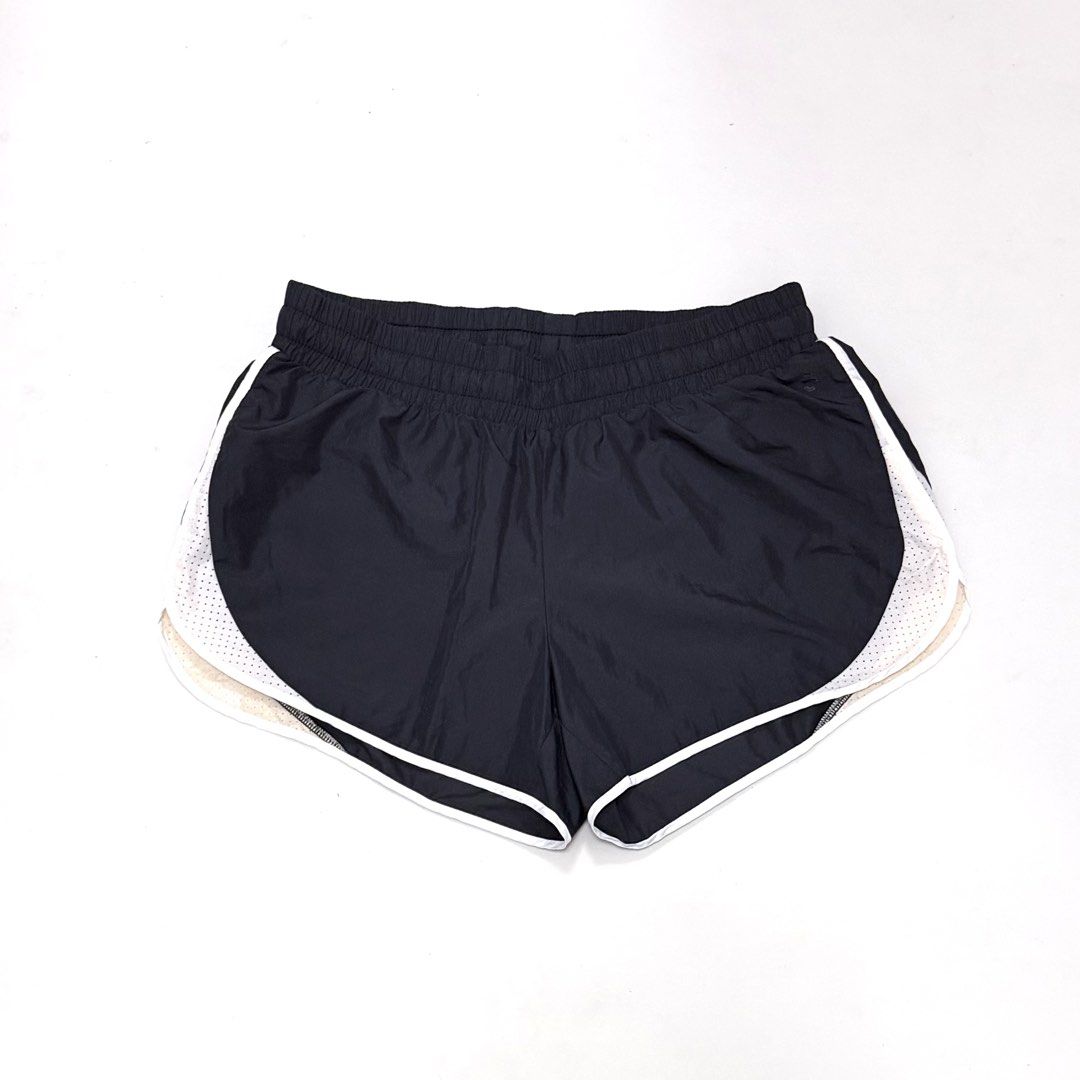 H&M Black Sport Shorts [S] (Category: Activewear) located in Malabon City. Submitted by k_intimates (Listing ID 1467806102, Image 1). Description: Details: • Size S (26-28”) • No issues • With inner • Dri-FIT Mid-Rise Running Shorts in black and white..
