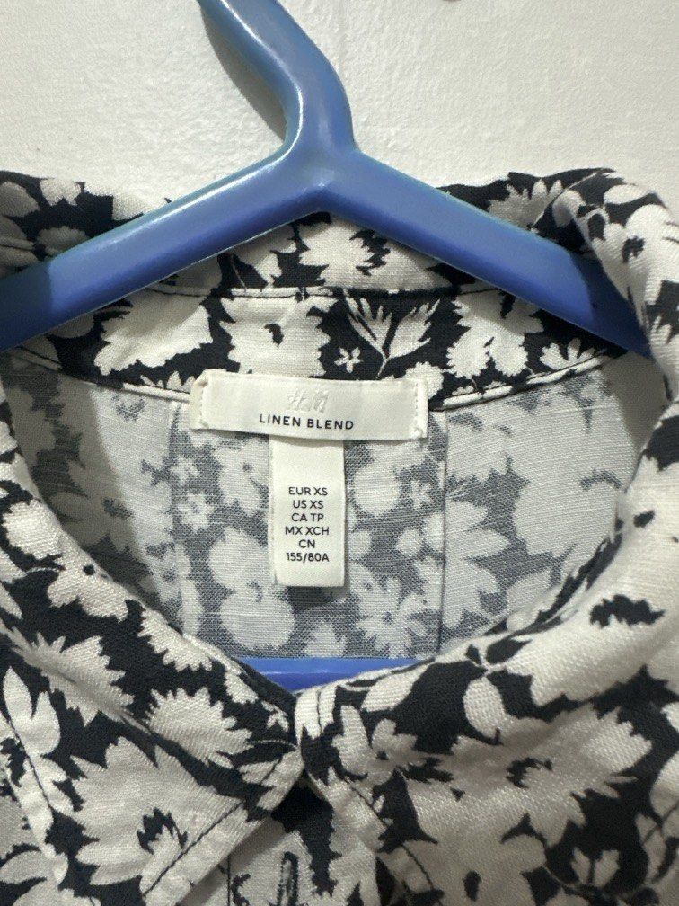 H&M cropped top black and white polo (Category: Blouses) located in Valenzuela. Submitted by lumaph (Listing ID 1467744055, Image 2). Description: .