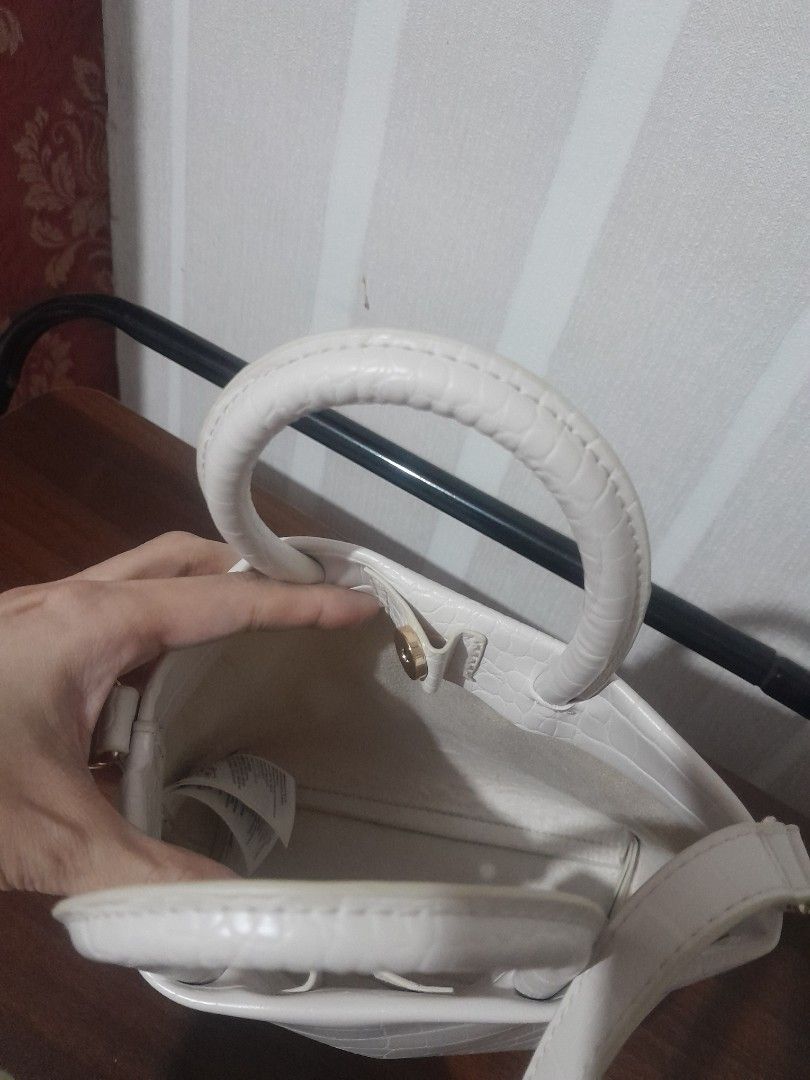 H&M Cross body hand-held bag (Category: Cross-body Bags) located in Quezon City. Submitted by warmturtle.ba931b (Listing ID 1467729299, Image 2). Description: 🤍 Authentic H&M White Crossbody Bag ✨ Simple yet elegant and stylish; a versatile bag that complements different outfits! 👜 Brand: H&M 🤍 Color: White 💫 Style: Minimalist, chic, and timeless 🎀 Design: Textured finish with double top handles and a detachable long shoulder strap 👝 Ways t