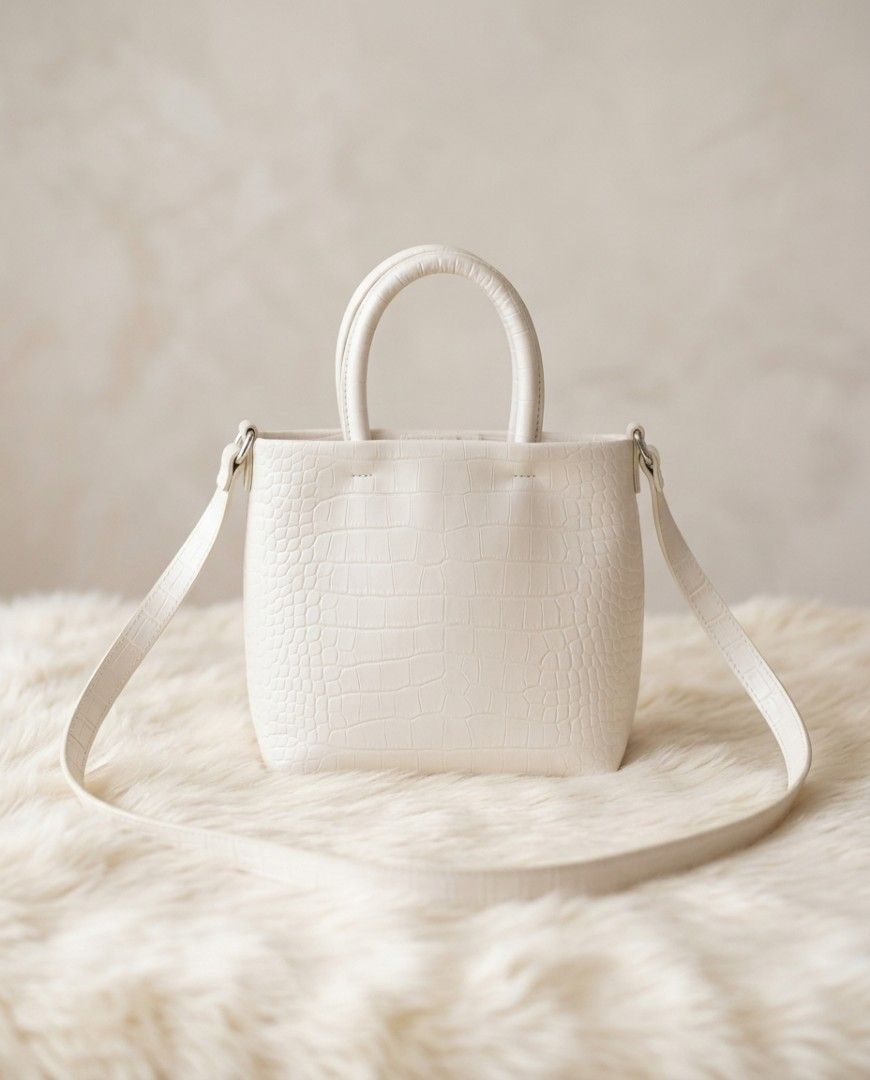 H&M Cross body hand-held bag (Category: Cross-body Bags) located in Quezon City. Submitted by warmturtle.ba931b (Listing ID 1467729299, Image 1). Description: 🤍 Authentic H&M White Crossbody Bag ✨ Simple yet elegant and stylish; a versatile bag that complements different outfits! 👜 Brand: H&M 🤍 Color: White 💫 Style: Minimalist, chic, and timeless 🎀 Design: Textured finish with double top handles and a detachable long shoulder strap 👝 Ways t