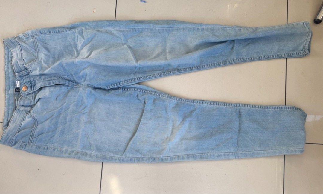 H&M denim pants (Category: Jeans) located in Quezon City. Submitted by prelovedsaleitems (Listing ID 1467838112, Image 2). Description: .