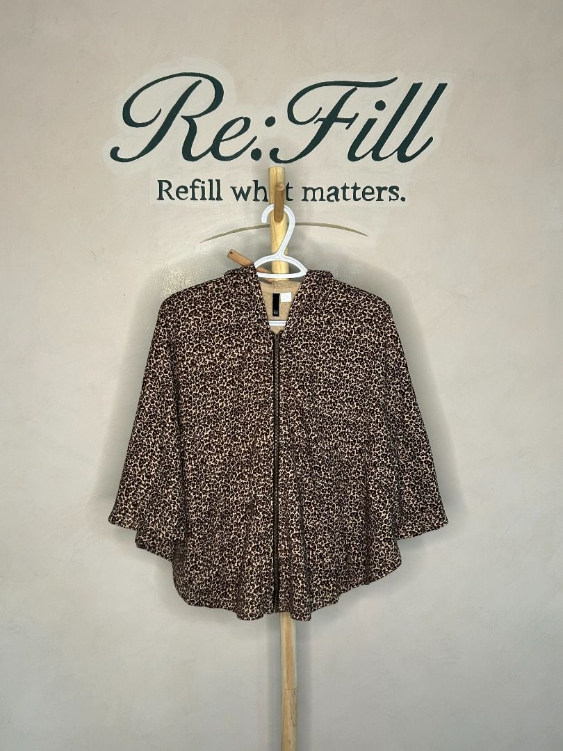 H&M Divided Cheetah Print Poncho (Category: Coats, Jackets and Outerwear) located in Taguig. Submitted by re.wear.mnl (Listing ID 1467705413, Image 1). Description: - Style: Leopard print short-sleeve zip-up hoodie - Color: Brown and cream tones - Fit: One size fits most with a relaxed cut - Features: Full metal front zipper and adjustable drawstring hood - Fabric: Lightweight, perfect for layering.
