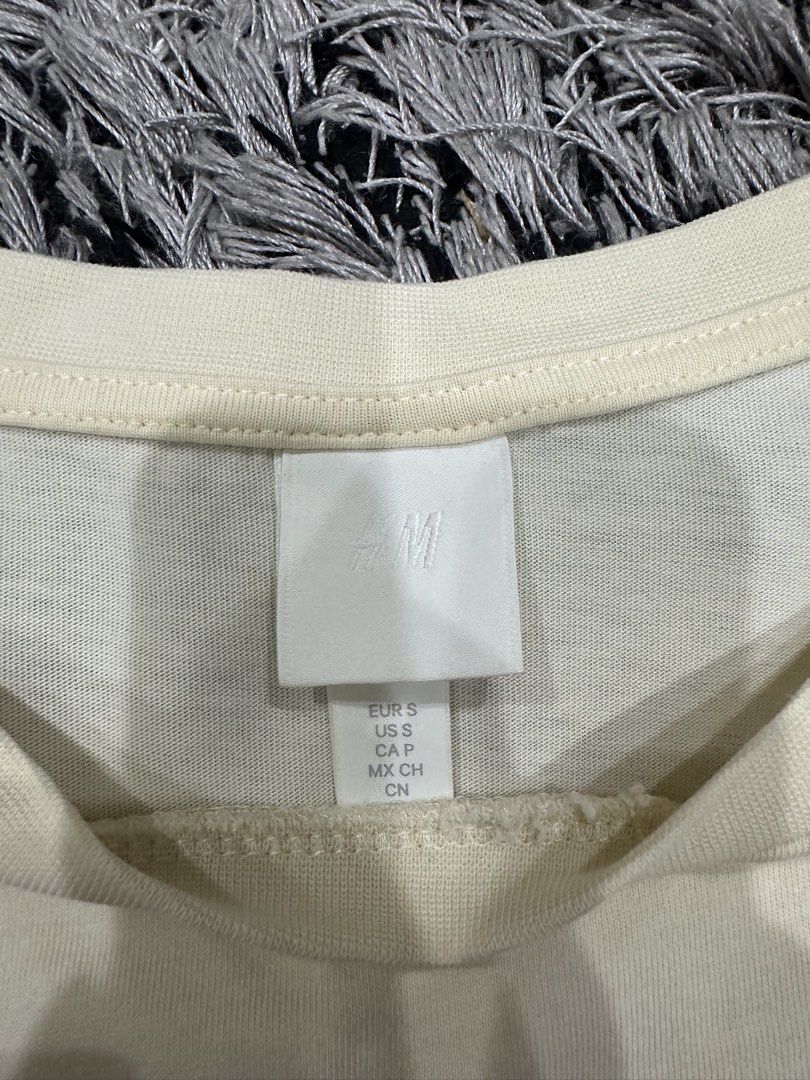 H&M Graphic T-Shirt (Category: Shirts) located in Marikina City. Submitted by bxllaxox (Listing ID 1467750432, Image 3). Description: - Brand: H&M - Color: Cream - Size: S (fits true to size) -shipping must be shouldered by buyer .