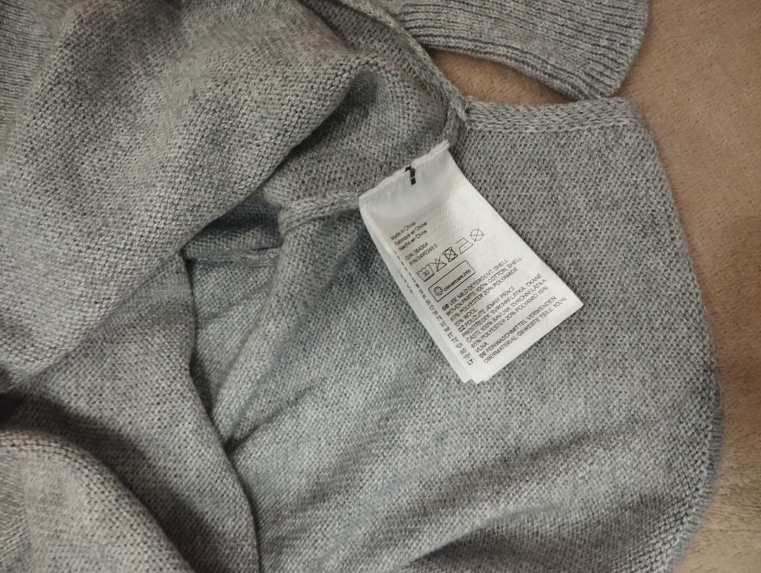 H&M Grey Knit Sweater Size S (Category: Longsleeves) located in Dagupan City. Submitted by nartleb_naan (Listing ID 1467648580, Image 3). Description: - Brand: H&M - Size: S (fits true to size) - Color: Grey - Style: Crew neck, long sleeves, ribbed cuffs and hem - Material: 65% cotton, 20% polyamide blend - Condition: Clean, soft texture, ready to use - Perfect for comfortable everyday wear.
