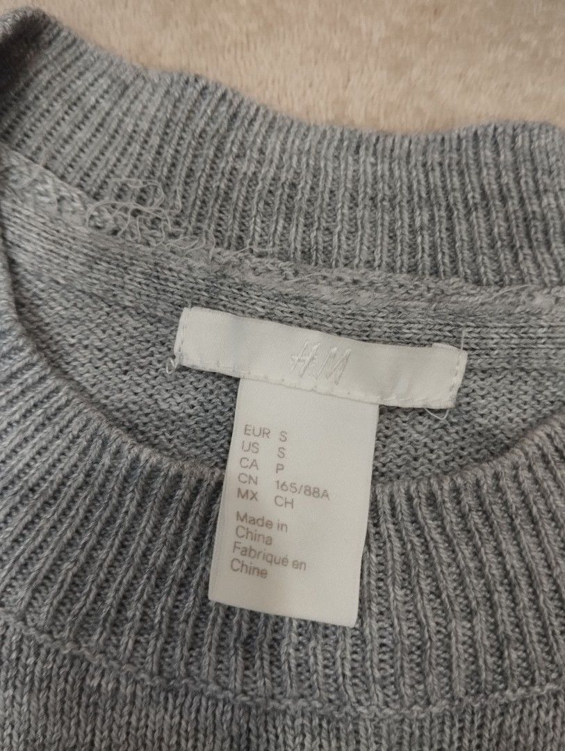 H&M Grey Knit Sweater Size S (Category: Longsleeves) located in Dagupan City. Submitted by nartleb_naan (Listing ID 1467648580, Image 2). Description: - Brand: H&M - Size: S (fits true to size) - Color: Grey - Style: Crew neck, long sleeves, ribbed cuffs and hem - Material: 65% cotton, 20% polyamide blend - Condition: Clean, soft texture, ready to use - Perfect for comfortable everyday wear.