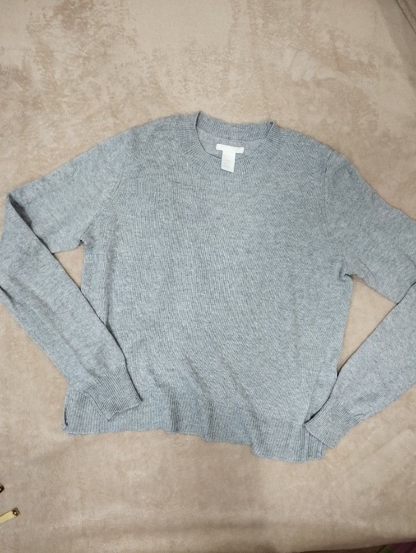 H&M Grey Knit Sweater Size S (Category: Longsleeves) located in Dagupan City. Submitted by nartleb_naan (Listing ID 1467648580, Image 1). Description: - Brand: H&M - Size: S (fits true to size) - Color: Grey - Style: Crew neck, long sleeves, ribbed cuffs and hem - Material: 65% cotton, 20% polyamide blend - Condition: Clean, soft texture, ready to use - Perfect for comfortable everyday wear.