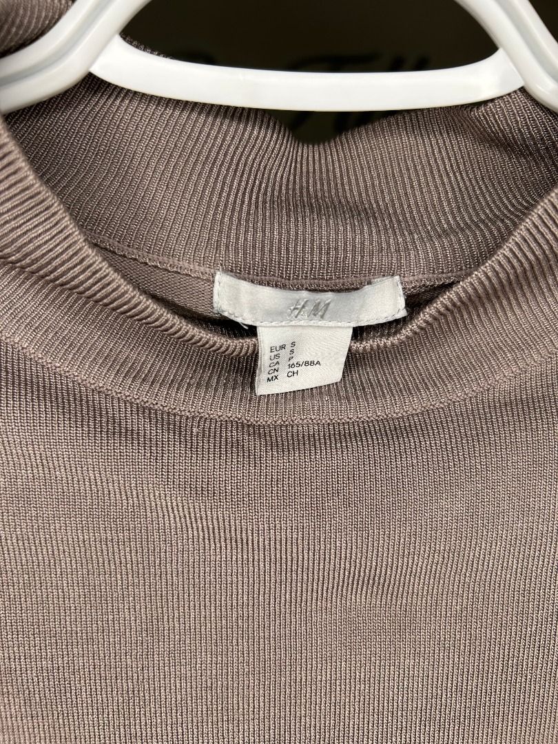 H&M Grey Sweater (Category: Longsleeves) located in Taguig. Submitted by re.wear.mnl (Listing ID 1467688488, Image 3). Description: .