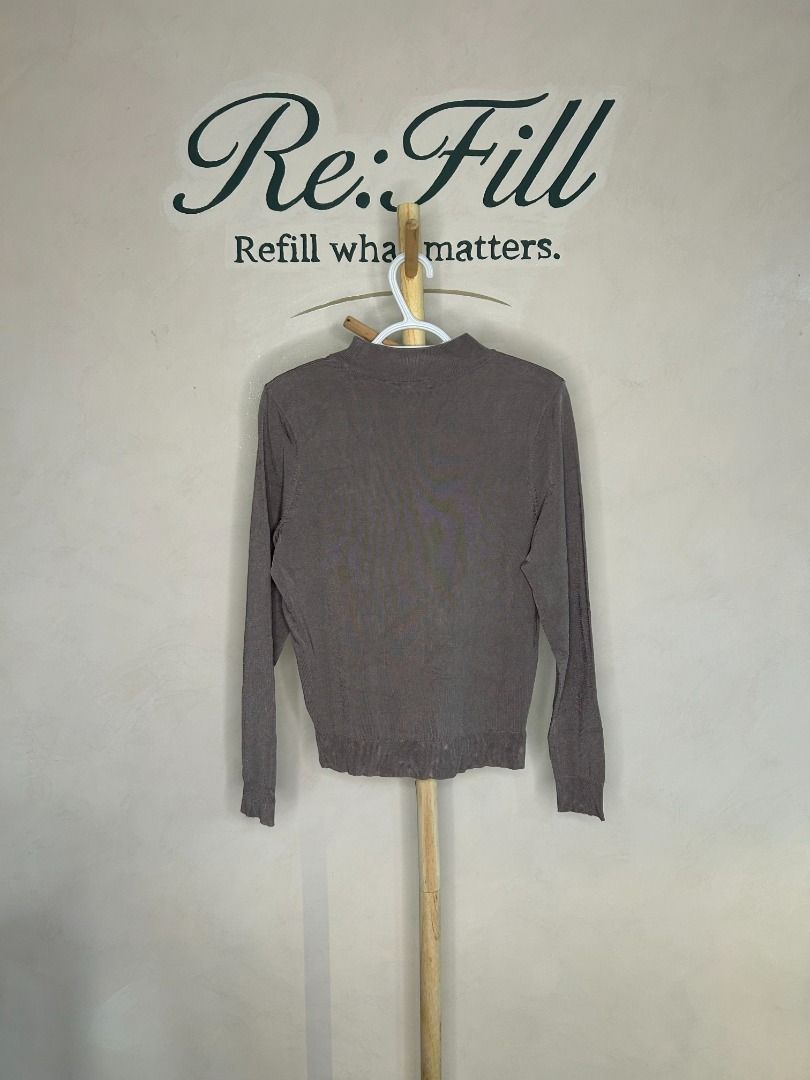 H&M Grey Sweater (Category: Longsleeves) located in Taguig. Submitted by re.wear.mnl (Listing ID 1467688488, Image 2). Description: .