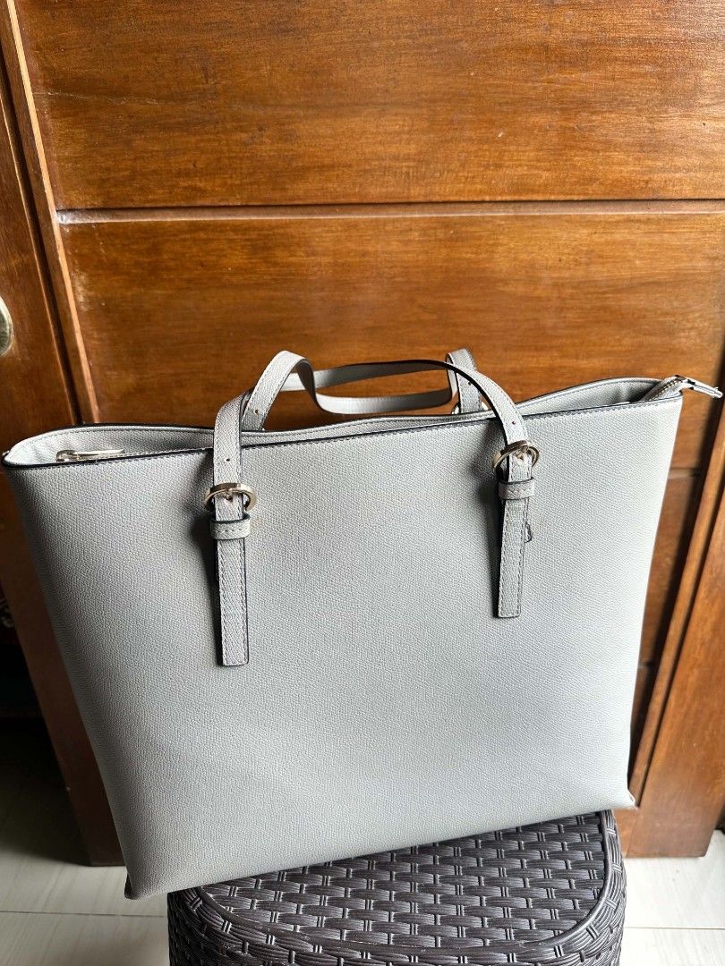 H&M Grey Tote Bag (Category: Tote Bags) located in Rizal. Submitted by mayra74 (Listing ID 1467838636, Image 1). Description: - Brand: H&M - Color: Grey - Material: Textured faux leather with sturdy shoulder straps - Closure: Secure zip top - Interior: Clean light pink fabric lining with an extra zipped pocket - Condition: Excellent, clean interior - Capacity: Very spacious, perfect for daily essentials or work gear.