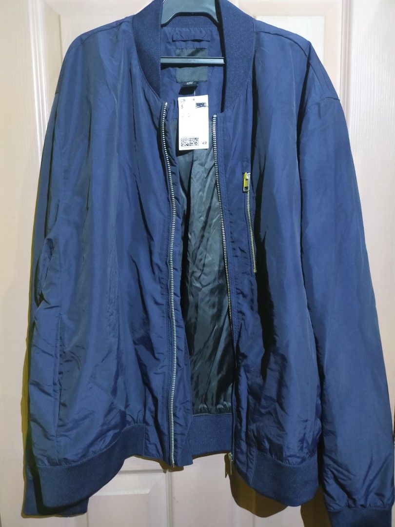 H&M Mens Jacket (Category: Coats, Jackets and Outerwear) located in Quezon City. Submitted by leejong720610 (Listing ID 1467682121, Image 2). Description: This item is a H&M Navy Blue Bomber Jacket (lightweight full-zip jacket featuring a stand-up ribbed collar, ribbed cuffs and hem, and a vertical zippered chest pocket. new with tag large size.